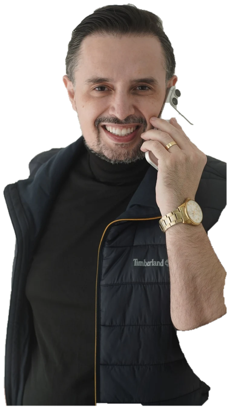 Atendente do Prátice Group sorrindo ao telefone